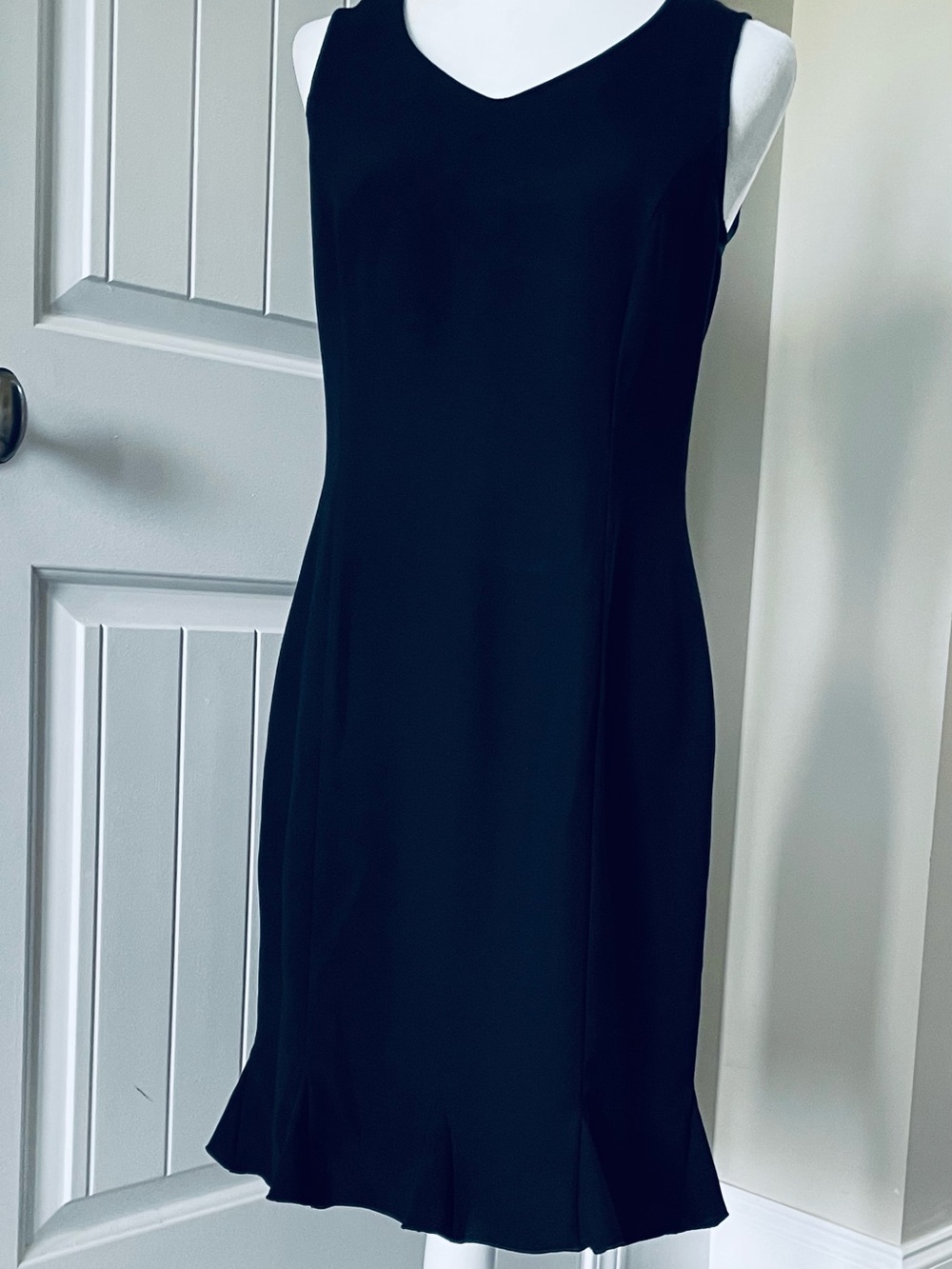 Danny & Nicole Black Sleeveless V-Neck Shift Dress